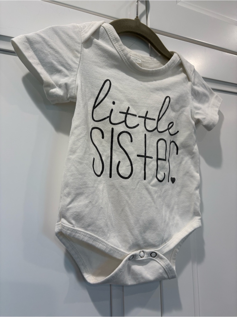 ‘LITTLE SISTER 🖤’ Onesie • 💯 Cotton! 6-12 Months • Adorable